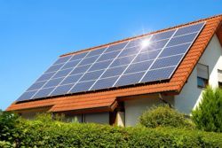 Cómo combatir la subida de la luz en la Costa del Sol: Guía de autoconsumo fotovoltaico