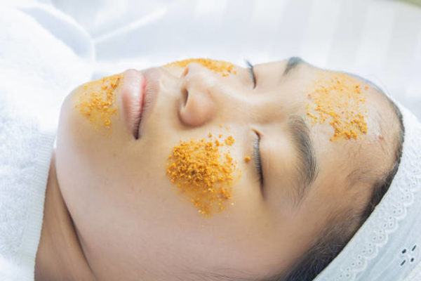 Como usar la curcuma en la piel beneficios mascarillas faciales cremas corporales aceites y mas 4